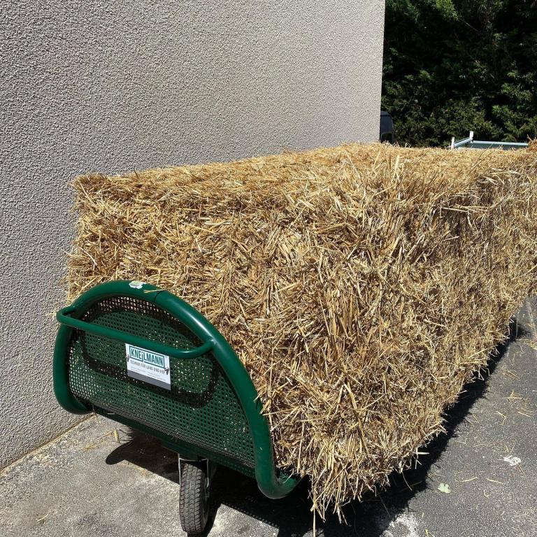 Livraison d’un chariot à fourrage et d’un arroseur mobile dans le Puy-de-Dôme (63)