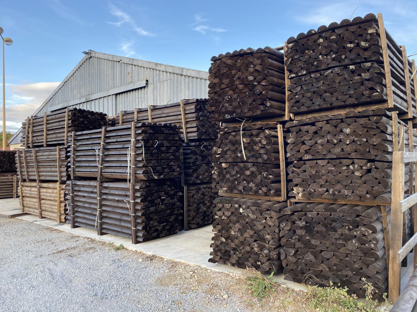 stock permanent de lisse et poteaux pour clôture en bois