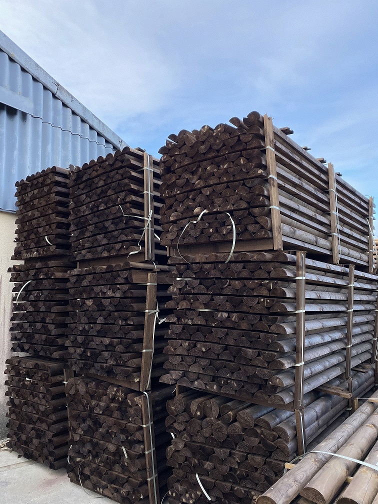 stock de piquets en bois pour clôtures