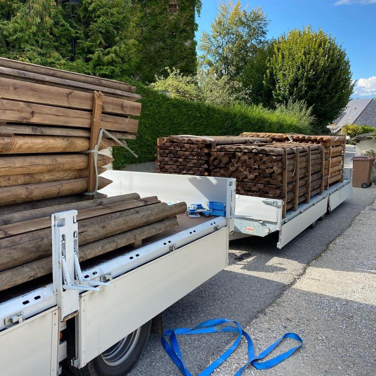 Livraison de 500m de clôtures bois pour une écurie proche d’Annecy (74)