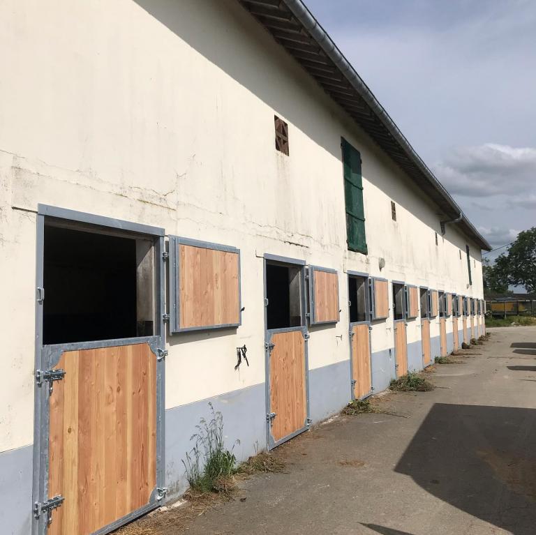 Rénovation de 22 portes de boxes dans une écurie située en Basse-Normandie