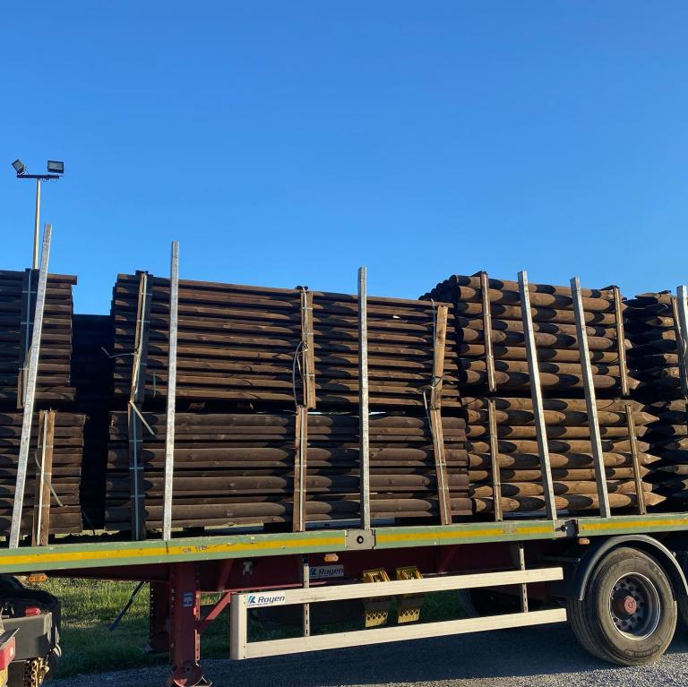 Livraison de deux camions de clôtures bois en baie du Mont-Saint-Michel (50)