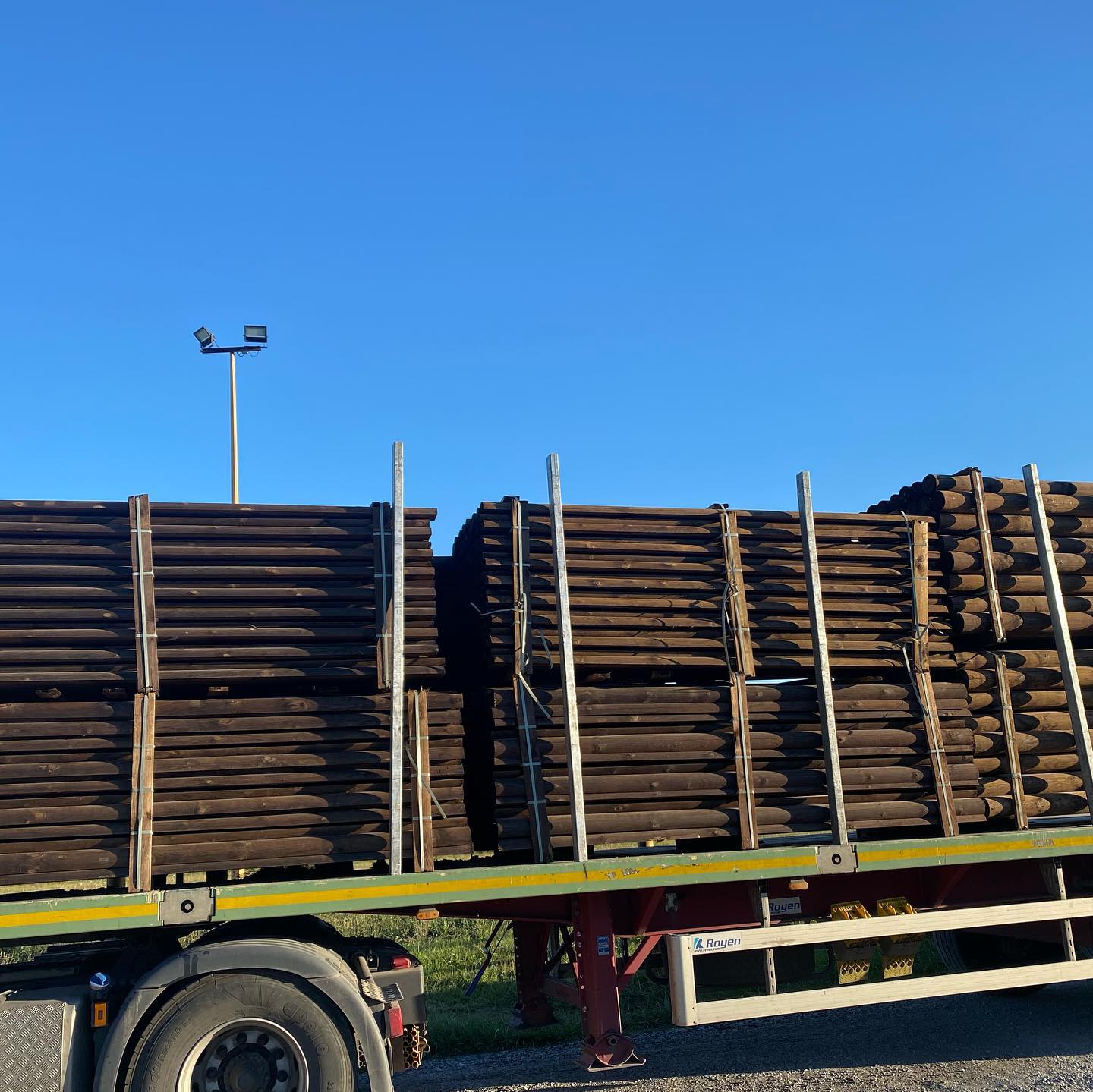 Livraison de deux camions de clôtures bois double imprégnation sel marron.