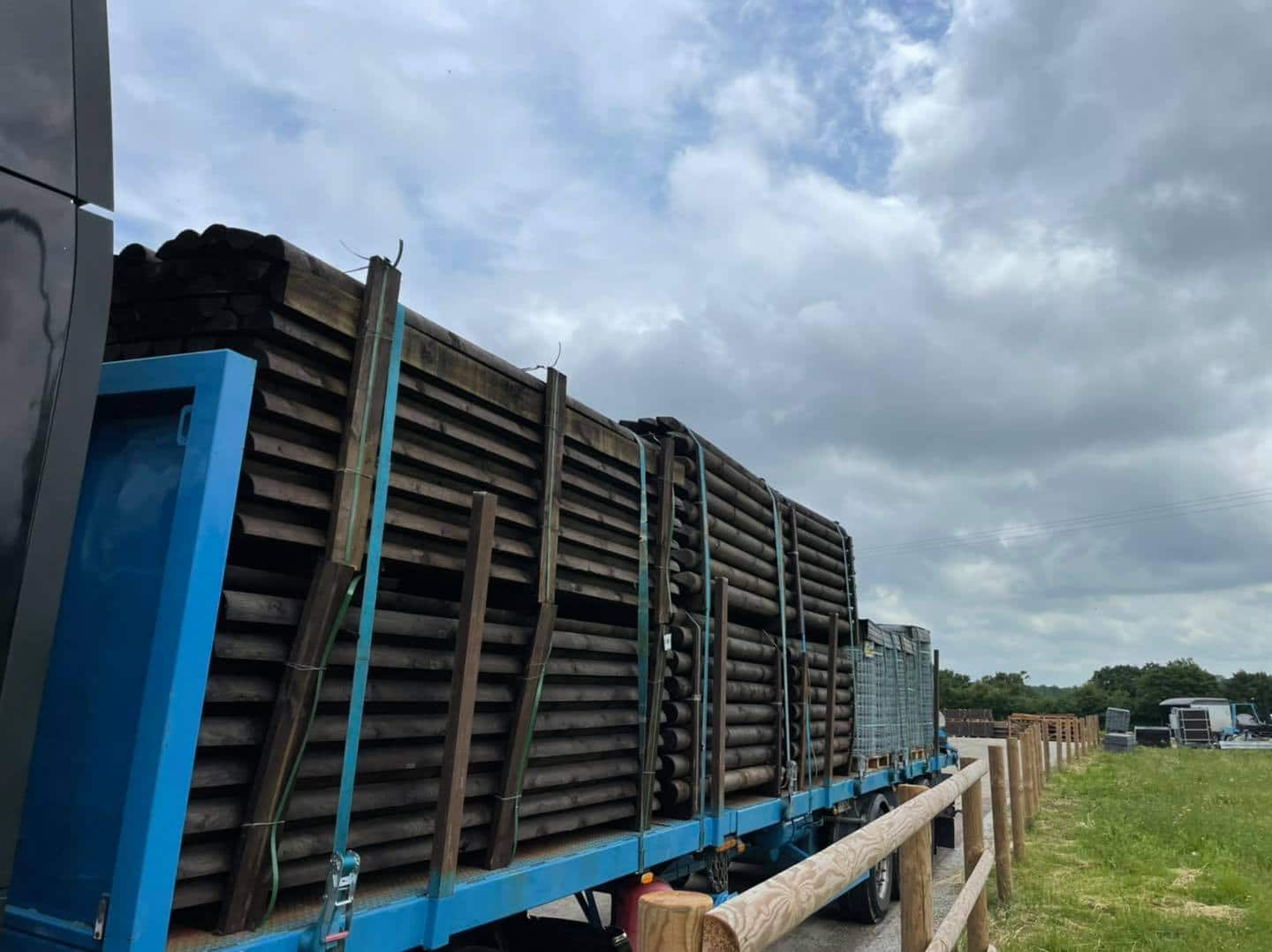 Livraison de clôtures bois avec grillage renforcé sur le secteur d’Avranches (50)